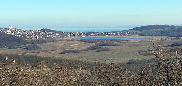 Kilátás most éppen a Belső-tóra és a Balatonra